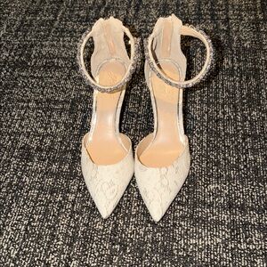 Jewel Badgley Mischka  Elegant Cream Lace Women’s Heels 🤍🤍